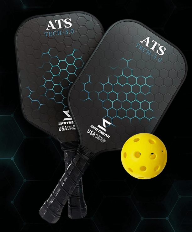 검은 바탕에 피클볼 라켓 2개와 노란색 공이 놓여있다.
